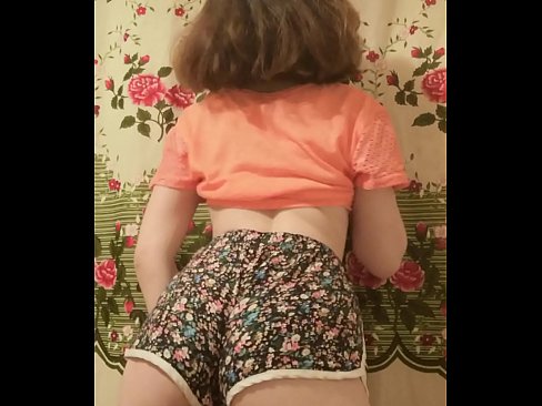 ❤️ 性感的年轻宝贝在镜头前脱下她的短裤 ❤❌ Anal porn❤