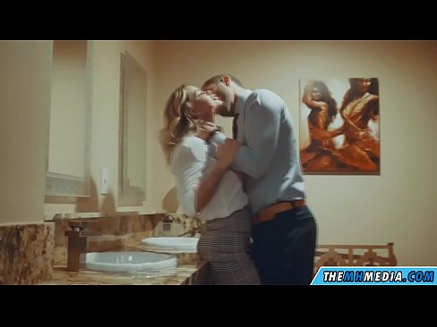 ❤️ 当一个胸大无脑的金发女郎在公共厕所里勾引你时 ❤❌ Anal porn❤